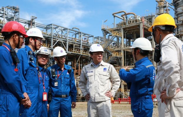 Vì sao nên trang bị quần áo bảo hộ lao động cho công nhân